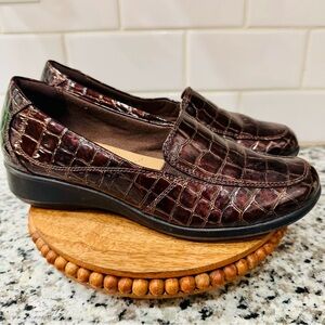 Clarks Bendables Dark‎ Brown Crocodile Pattern Loafers